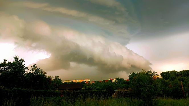 Groźne burze suną przez Dolny Śląsk. Gradobicie w okolicy Bolesławca, trudna sytuacja na A4 