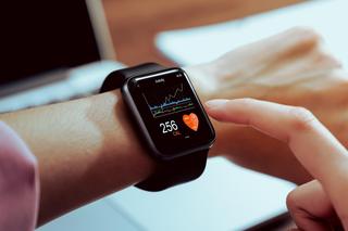 Smartwatch. Czy badanie poziomu cukru we krwi przez zegarek działa? 