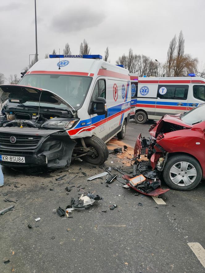 Kraków. Wypadek karetki jadącą na sygnale z pacjentem