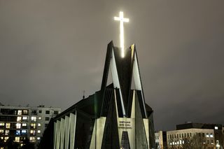 Mieszkaniec wieżowca ma dość świecącego krzyża w kościele. Zgłosił sprawę do nadzoru budowlanego