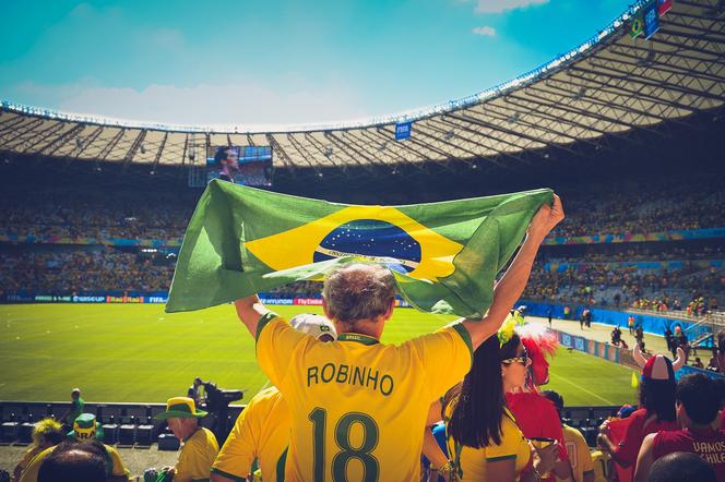 Kibic reprezentacji Brazylii z flagą 