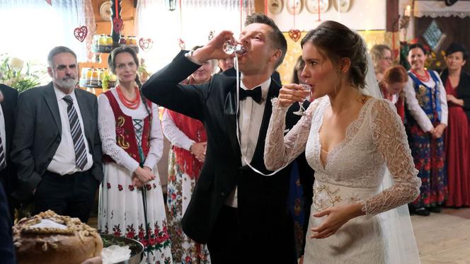 M jak miłość odc. 1634. Franka (Dominika Kachlik), Paweł (Rafał Mroczek) na weselu