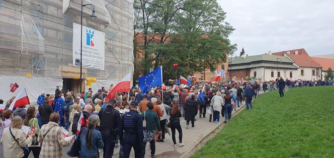 Przez Kraków przeszedł marsz solidaryzujący z warszawskim Marszem Miliona Serc