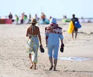 Grażyna Szapołowska i Dorota Goldpoint na plaży 