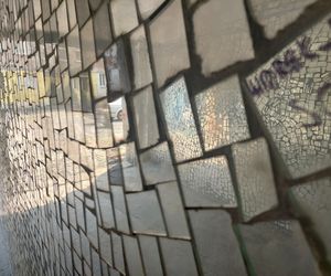 Bydgoszczanka w stolicy stworzyła palmę, a w Bydgoszczy magiczną lustrzaną bramę. Jak po latach wygląda ta instalacja? 