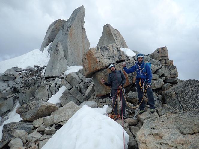 Andrzej Ficek, Roman Forysiak i Szymon Podosek z Klubu Wysokogórskiego w Bielsku-Białej, pokonali klasyczną drogę na szczyt Petit Dru w masywie Mont Blanc