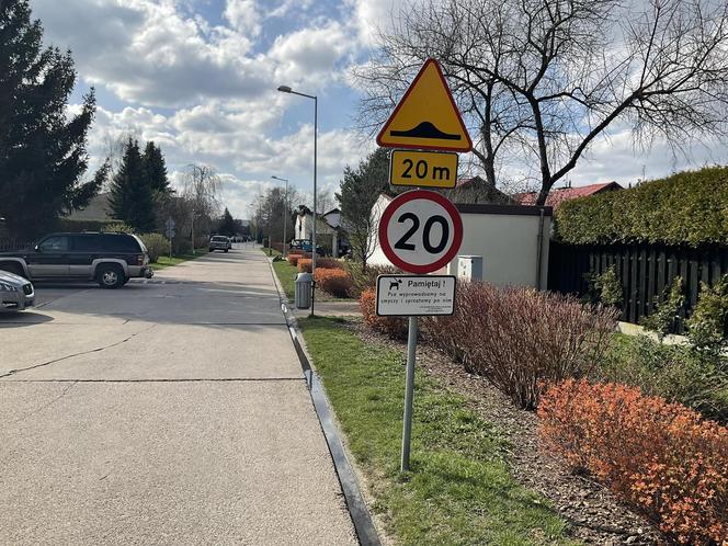 Sławek mógł zginąć przez psią kupę. Gmina tłumaczy się z kuriozalnego znaku