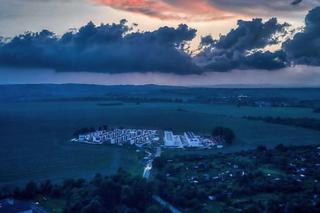 Osiedle w szczerym polu pod Świdnicą. Zwykłe osiedle mieszkaniowe czy gród w Biskupinie? 