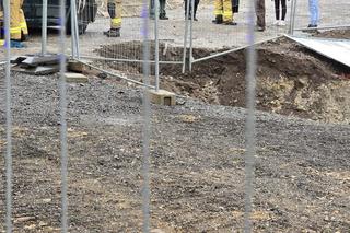 Kraków. Przez opady deszczu pod samochodem zapadła się jezdnia