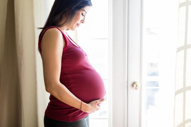 Jak rośnie brzuch w ciąży, czyli w którym miesiącu widać brzuch? 