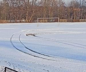 Zniszczona płyta boiska w Skarżysku-Kamiennej