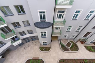 Jej historia sięga powstania styczniowego. 100-letnia kamienica na Pradze po remoncie. Powstały tu mieszkania na wynajem