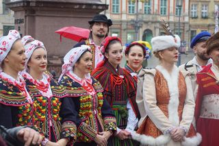 Polonez dla Fredry 2025 we Wrocławiu. Maturzyści zatańczyli na Rynku [ZDJĘCIA]