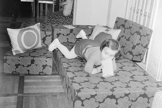 Tak modelki pozowały w reklamach mebli z pianki produkowanej w Zachemie. Do zakupu zachęcała kilkuletnia dziewczynka [HISTORYCZNE ZDJĘCIA]