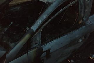 Tarnów: Pożar samochodu na ul. Głowackiego. Policja podejrzewa podpalenie [ZDJĘCIA, WIDEO]