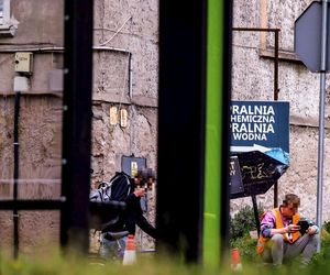 Tak wyglądają roboty drogowe w Ostródzie. Telefon zamiast łopaty. Ekipa rodem z memów