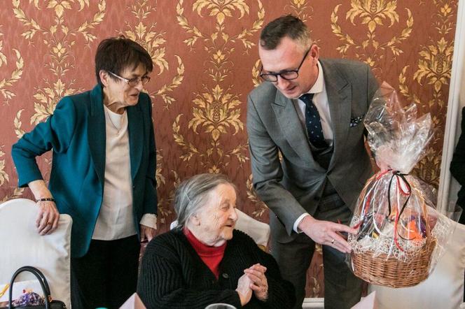 Pani Wanda skończyła 100 lat i zdradza sekret długowieczności. Od tego zawsze zaczyna dzień, kupisz to w każdym sklepie 