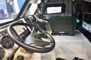 Wnętrze kabny pojazdu-wyrzutnia systemu Gladius