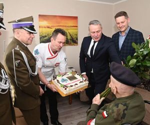 Wojskowa orkiestra zagrała pod balkonem w środku osiedla. Tak setne urodziny świętował pan Stanisław, żołnierz AK