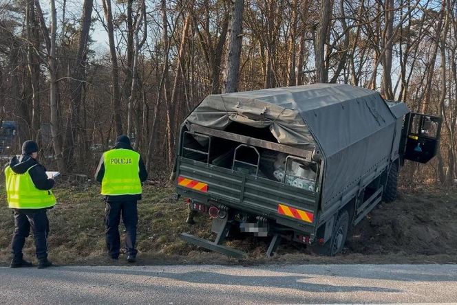 Kierowca z woj. lubelskiego miał prawie dwa promile alkoholu w organizmie. Doprowadził do zderzenia z pojazdem wojskowym na krajowej „17”