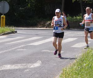 Seniorzy w Bydgoszczy pokazali moc! Blisko setka na starcie pierwszego Biegu Seniora