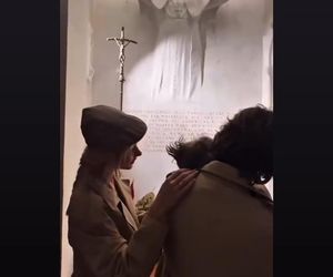 Ida Nowakowska relacjonuje wizytę w kościele. Smutna, poważna mina