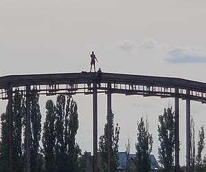 Mężczyzna chciał skoczyć z mostu