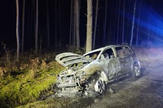 Tragiczny pożar samochodu niedaleko Krzeszyc. Nie żyje jedna osoba