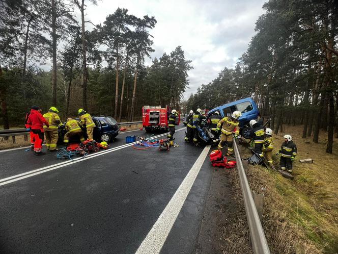 Zderzenie czołowe samochodów w Tworogu. 18-latek zabrany śmigłowcem LPR