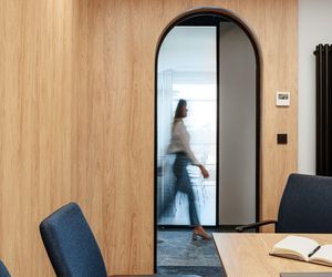 Harmonia w miejscu pracy. Nowy projekt biura autorstwa SAAN Architekci