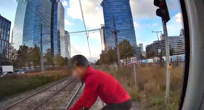 Wstrząsające nagranie z tramwaju. Rowerzysta przejechał na czerwonym świetle przez pasy