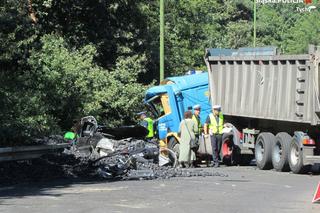 Tragiczny wypadek w Tychach. Ciężarówka z węglem przewróciła się na samochód osobowy. Jedna osoba nie żyje [ZDJĘCIA]