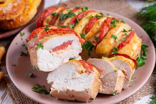 Pieczone piersi kurczaka hasselback nadziewane serem i pomidorem: genialny trik na szybki obiad