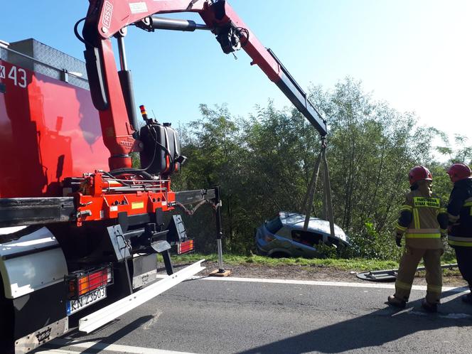 O krok od tragedii w Naszacowicach. Opel uderzył w latarnię i zatrzymał się na skarpie