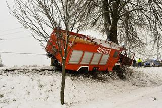 Strażak z promilami, wóz strażacki rozbił się na drzewie