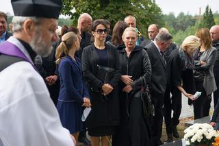 Na Wspólnej 2195. Pogrzeb Adama. Weronika (Renata Dancewicz), Antosia (Gabrysia Jeżółkowska), Agnieszka (Katarzyna Walter)