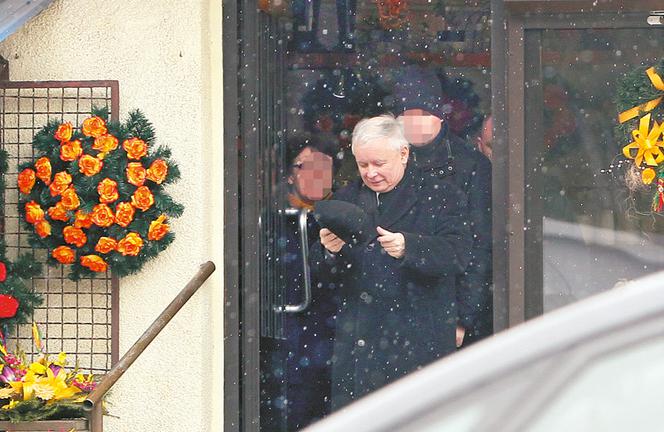 Jarosław Kaczyński zaniósł święconkę na grób bliskich