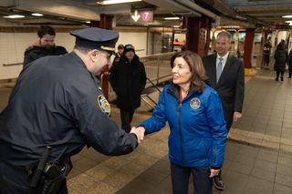 Nocne pociągi metra pod obstawą policji, czyli nowe pomysły gubernator stanu