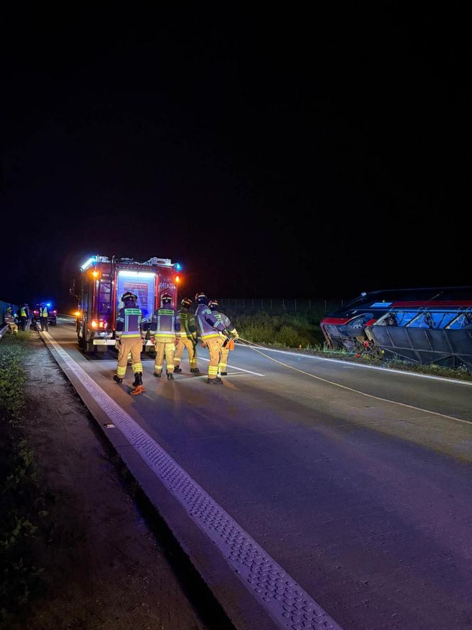 Format: Wypadek autokaru z amerykańskim żołnierzami na A4 pod Jaworem. Jest wielu rannych. Żołnierkę zabrał śmigłowiec [ZDJĘCIA].