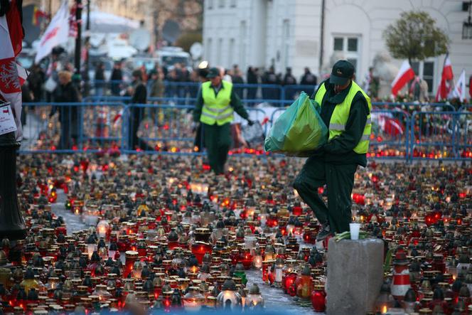 Sprzątanie zniczy pod Pałacem Prezydenckim 