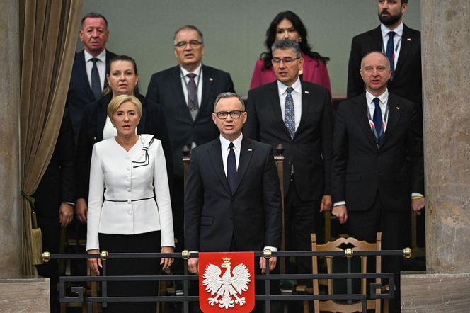 Agata Duda z kokardą na ramieniu w Sejmie