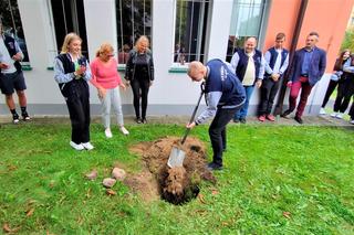 Uczniowie z Bełchatowa zakopali kapsułę czasu. Co włożyli do środka? [AUDIO]