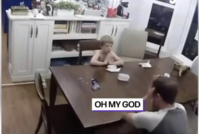 Chłopczyk i tata przy stole