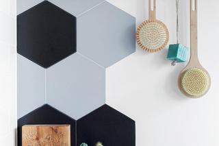 Biała łazienka z drewnianymi dodatkami