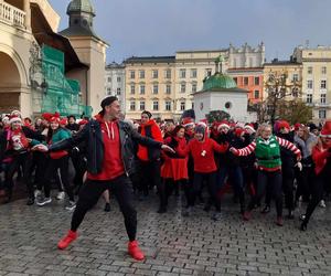 Świąteczny flash mob na Rynku Głównym. Tak Kraków zainaugurował Jarmark Bożonarodzeniowy