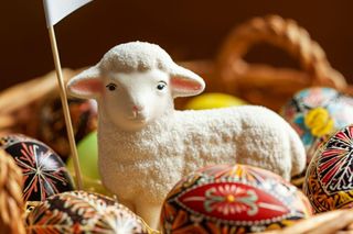 O której święci się pokarmy w Wielką Sobotę? W tych godzinach można pójść z koszyczkiem do kościoła