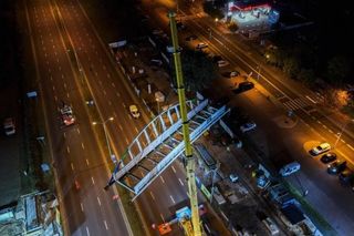 Montaż kładki dla pieszych nad ulicą Struga w Szczecinie