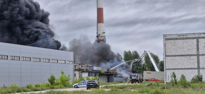 Pożar składowiska opon w Toruniu. Dym widoczny z daleka