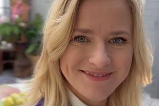 M jak miłość na planie. Julia (Marta Chodorowska) w bistro