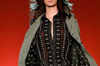 Karolina Malinowska żyła z matką i bratem w skrajnym ubóstwie. Zrządzeniem losu trafiła do modelingu